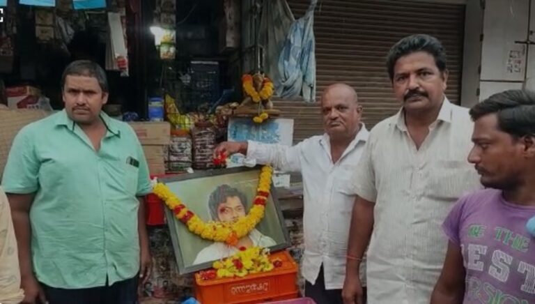 Krishnam Raju: కన్నీరుమున్నీరవుతున్న మొగల్తూరు