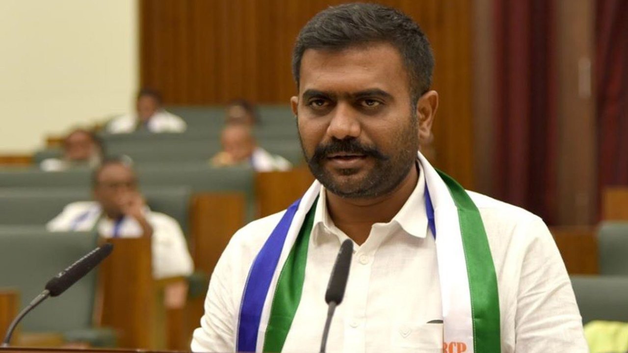 MLA Kethireddy: అవినీతికి పాల్పడితే.. వాలంటీర్లను నడిరోడ్డుపై చెప్పుతో  కొడతా - NTV Telugu