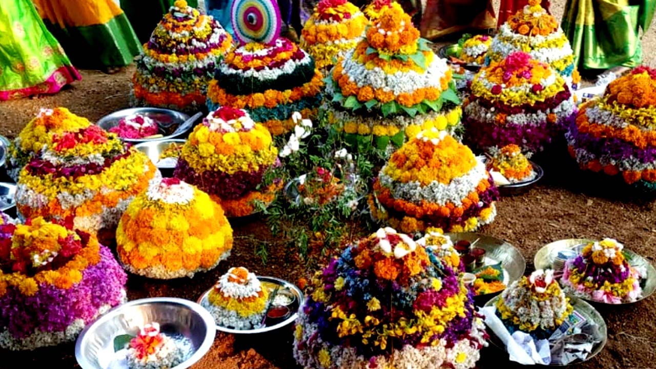 Bathukamma Festival 2022: రాష్ట్ర వ్యాప్తంగా బతుకమ్మ సంబరాలు.. నేడు ఎంగిలిపూల బతుకమ్మ