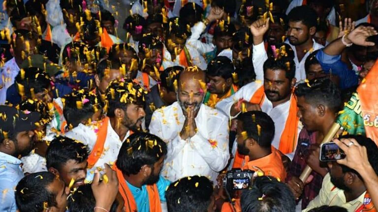 Bandi Sanjay : పువ్వు గుర్తుపై ఓటేసి టీఆర్ఎస్ బాక్సును బద్దలు చేయండి