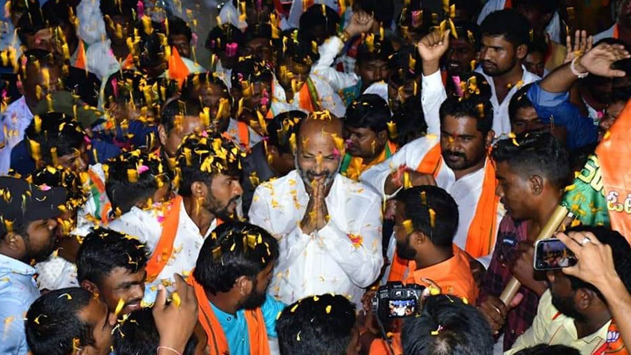 Bandi Sanjay : పువ్వు గుర్తుపై ఓటేసి టీఆర్ఎస్ బాక్సును బద్దలు చేయండి