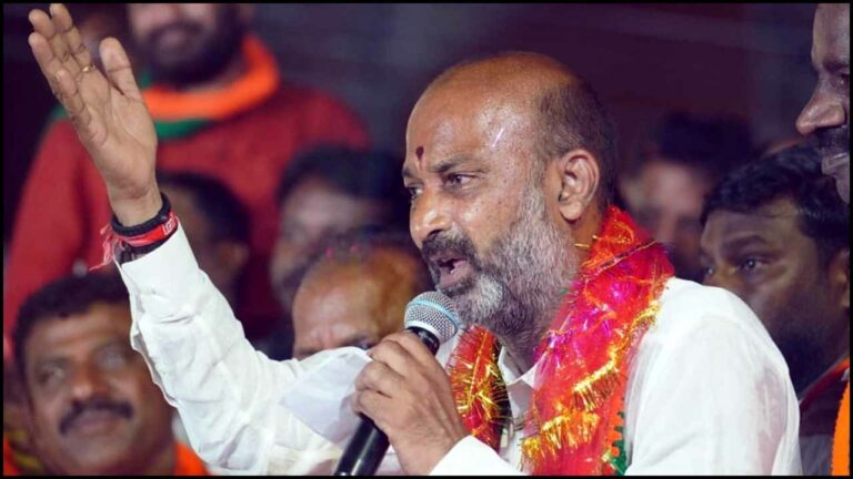 Bandi Sanjay: టీఆర్ఎస్ ఇచ్చే డబ్బులు తీసుకోండి.. బీజేపీకి ఓటెయ్యండి