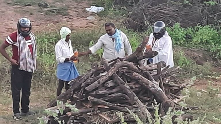Bee Attack : అంత్యక్రియల్లో విషాదం.. తేనెటీగల దాడిలో ఒకరు మృతి