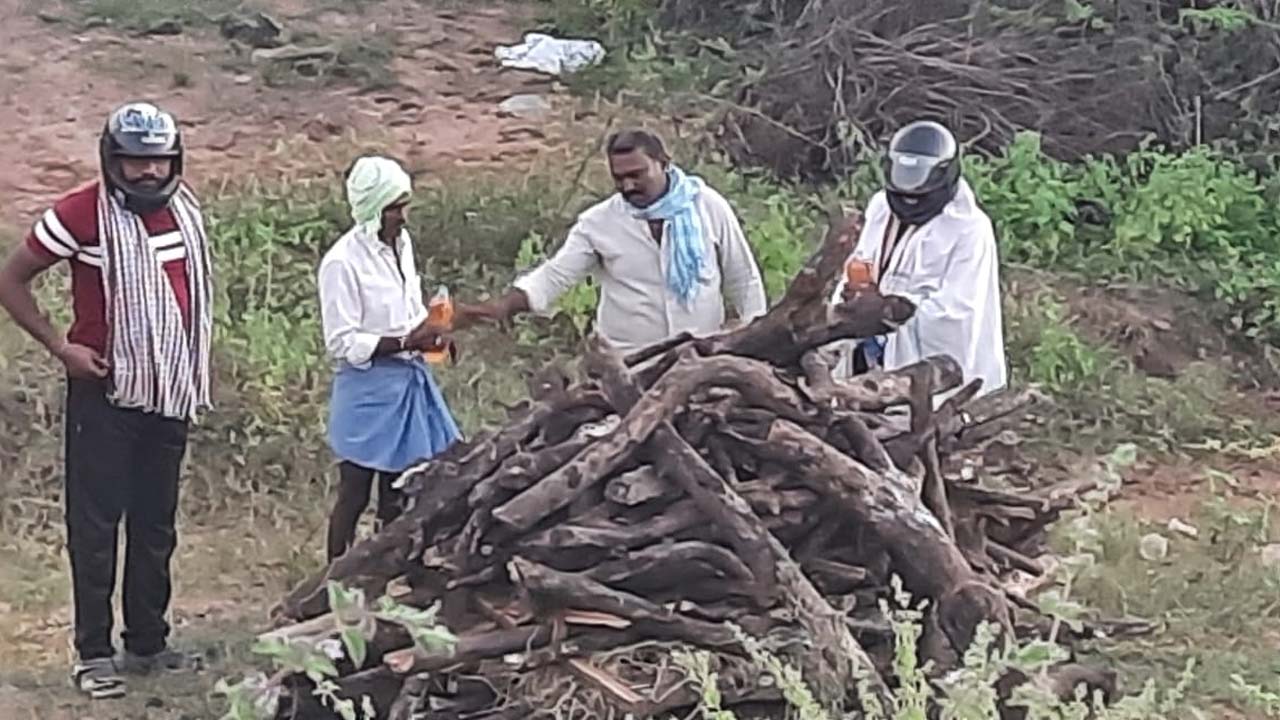 Bee Attack : అంత్యక్రియల్లో విషాదం.. తేనెటీగల దాడిలో ఒకరు మృతి
