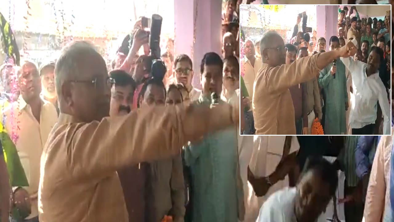 Bhupesh Baghel whipped: సీఎంకు కొరడా దెబ్బలు.. ఎందుకో తెలుసా..?