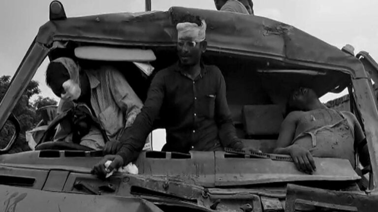 DCM Larry Accident: డీసీఎంను ఢీకొట్టిన లారీ.. క్యాబిన్ లో ఇరుక్కుపోయిన ఇద్దరు