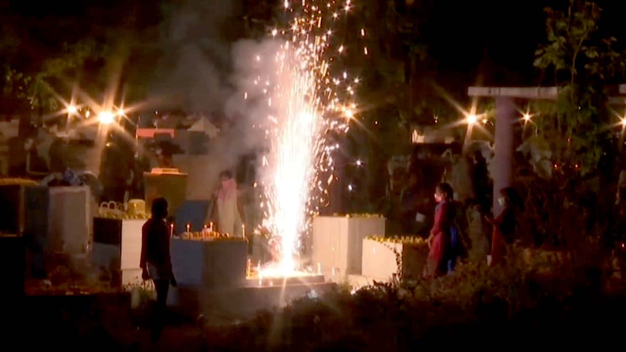 Diwali in Graveyard: వామ్మో ఇదేం ఊరురా నాయనా.. శ్మశానంలో దీపావళా..