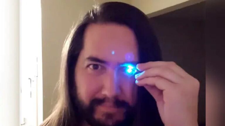 Flash Light Eye: ఫ్లాష్ లైట్‎గా మారిన కన్ను.. కళ్లు చెదిరే ఆవిష్కరణ అంటే ఇదే కావొచ్చు
