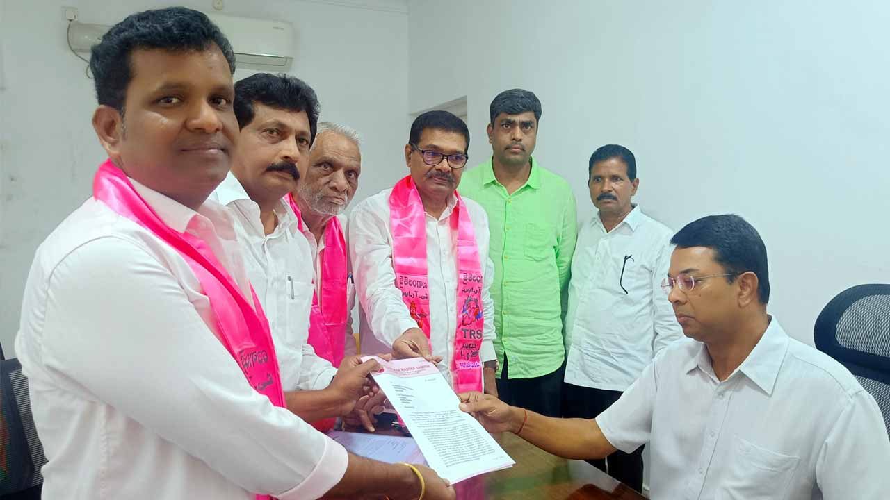 Munugode By Poll : బీజేపీకి షాక్‌.. రాజ్‌గోపాల్‌రెడ్డిపై ఈసీకి ఫిర్యాదు..