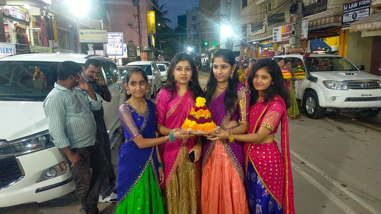Golden Bathukamma: సమ్ థింగ్ స్పెషల్.. కూకట్‌పల్లిలో బంగారు బతుకమ్మ