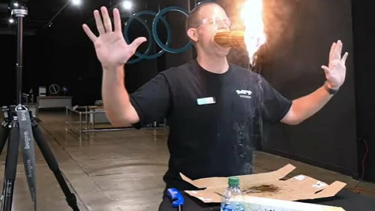 Burning Candles: వెలుగుతున్న 150 కొవ్వొత్తులను నోట్లో పెట్టుకున్నాడు.. అనుకున్నది సాధించాడు..