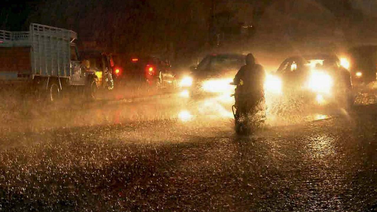 Hyderabad Rains: హైదరాబాద్‌లోని పలు ప్రాంతాల్లో వర్షబీభత్సం.. రోడ్లు జలమయం