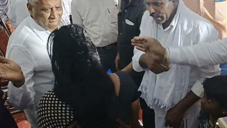 Minister Slaps Woman: మహిళను చెంపదెబ్బ కొట్టిన మంత్రి.. వీడియో వైరల్..