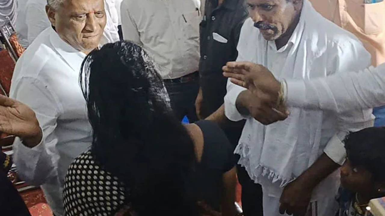 Minister Slaps Woman: మహిళను చెంపదెబ్బ కొట్టిన మంత్రి.. వీడియో వైరల్..