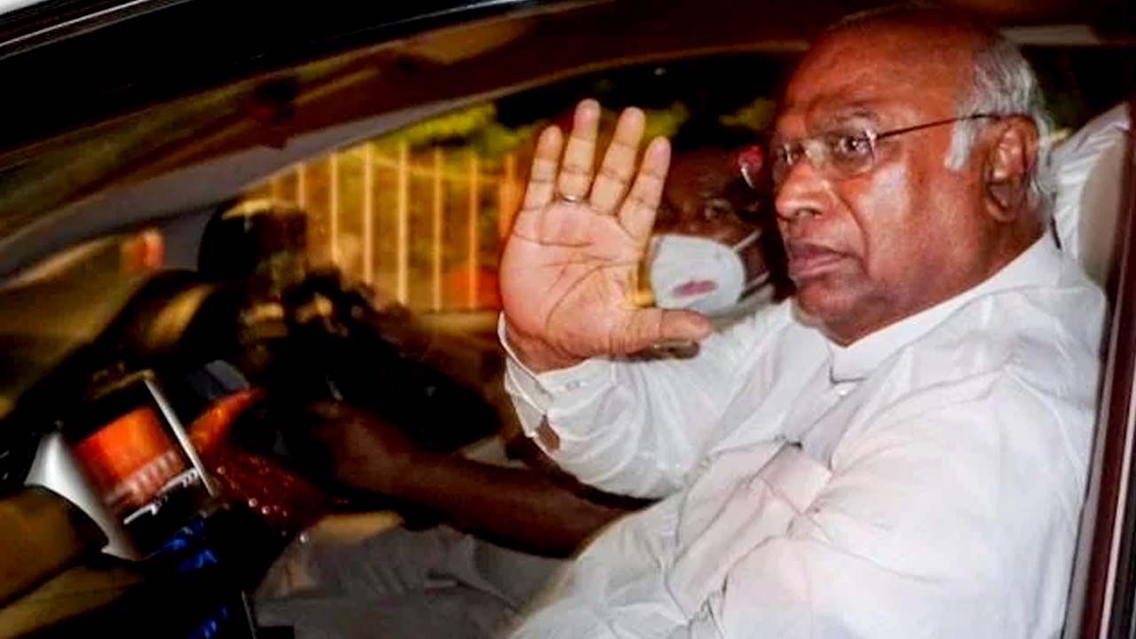 Mallikarjun Kharge Visit Hyderabad: నేడు హైదరాబాద్‌ కు మల్లికార్జున ఖర్గే.. గాంధీభవన్‌ లో సమావేశం