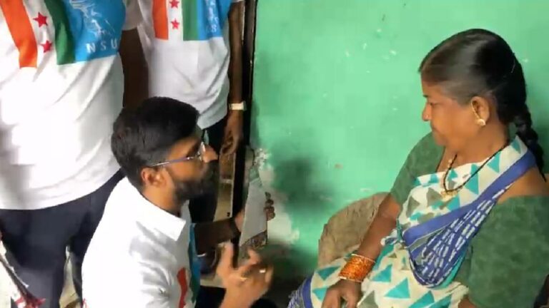 Munugodu: మునుగోడు ప్రచారంలో కాంగ్రెస్ కాళ్లు మొక్కుడు కార్యక్రమం