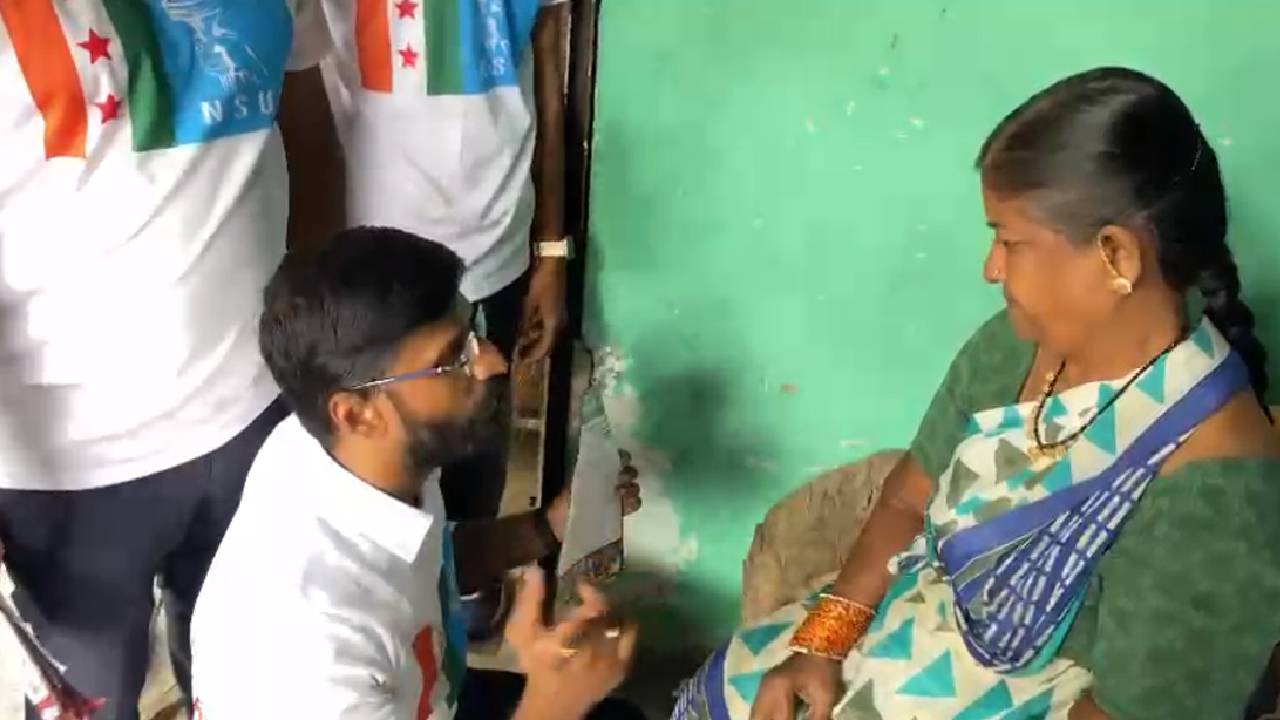 Munugodu: మునుగోడు ప్రచారంలో కాంగ్రెస్ కాళ్లు మొక్కుడు కార్యక్రమం