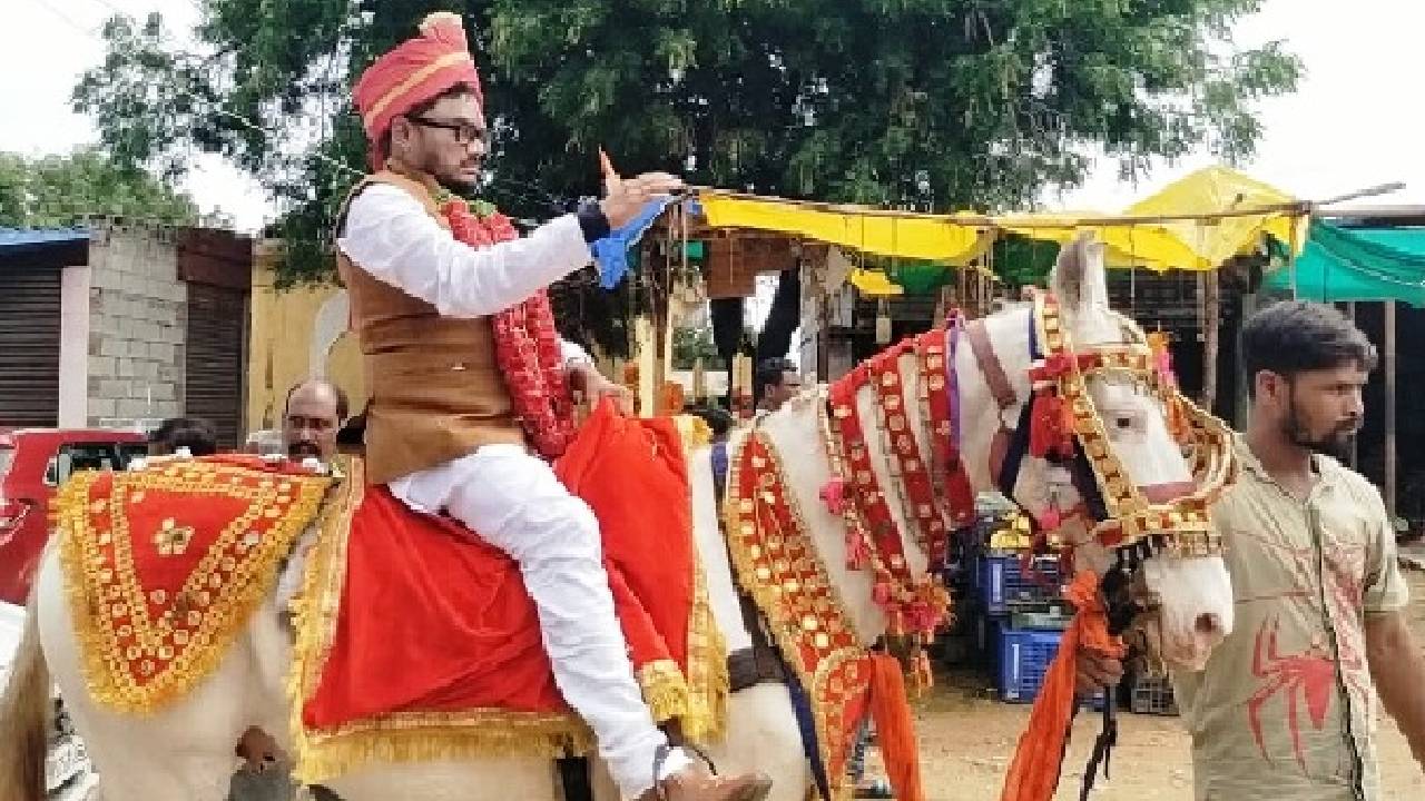 Munugode bypoll: మునుగోడులో గుర్రంపై వచ్చి నామినేషన్