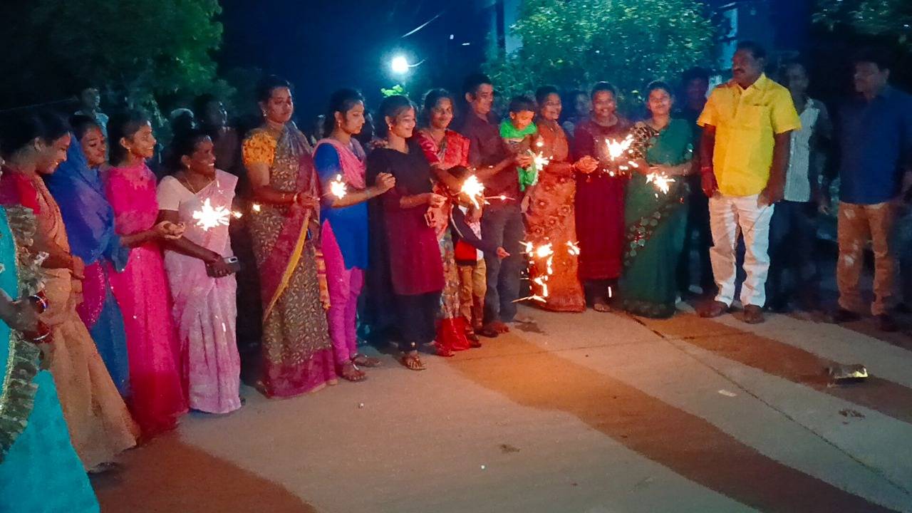 Mla Ramanaidu: ఈయన తీరే వేరు.. టిడ్కో ఇళ్ళలో దీపావళి వేడుక