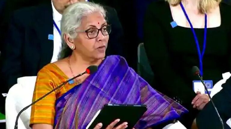 Nirmala Sitharaman: రూపాయి పడిపోవడం లేదు.. డాలర్ స్ట్రాంగ్ అవుతుంది.