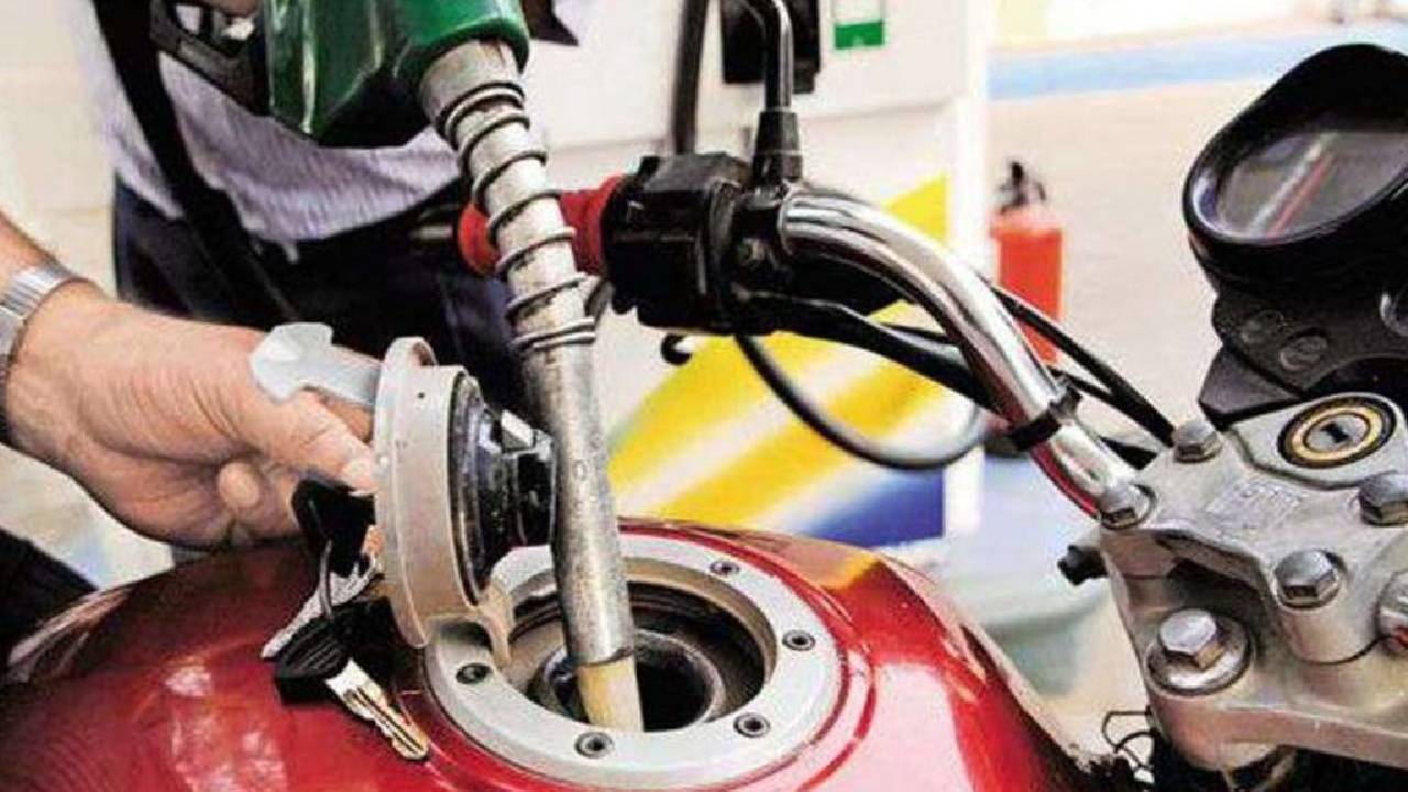 Election Agenda: ఇంటికో బైక్, రోజుకో ఫుల్ బాటిల్, రూ.20కే లీ.పెట్రోల్.. నాకే ఓటెయ్యండి?