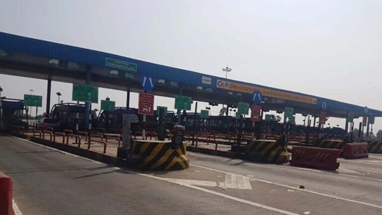 Toll Plaza Prices: మొదలైన టోల్ బాదుడు.. వాహనదారుల జేబుకు చిల్లు