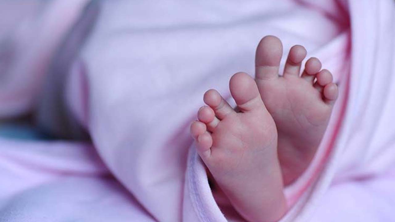 Peddapally Crime: వైద్యుల నిర్లక్ష్యంతోనే శిశువు మృతి.. ఆసుపత్రి వద్ద బంధువుల ఆందోళన