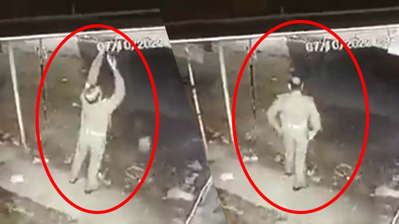 Policeman steals LED bulb: పాన్‌ షాప్‌ ముందుకు బల్బు మాయం.. సీసీటీవీ పరిశీలిస్తే షాక్‌