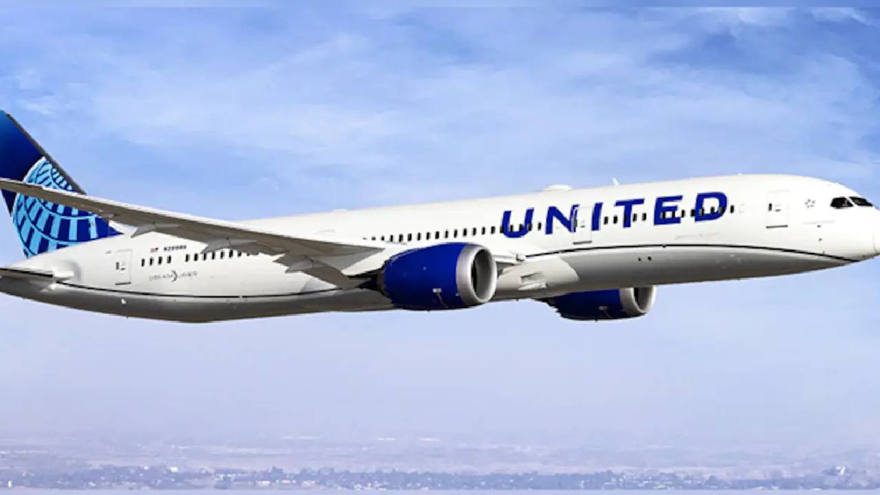 Snake on Plane: విమానంలో పాము.. ఆందోళనకు గురైన ప్రయాణికులు..