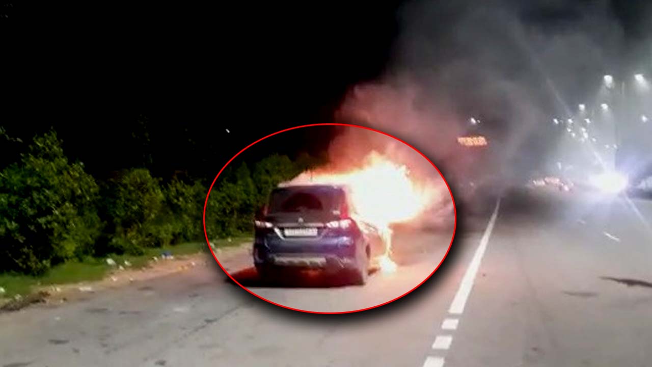 Fire in the car: కారులో మంటలు.. డ్రైవర్ ఏంచేశాడంటే..