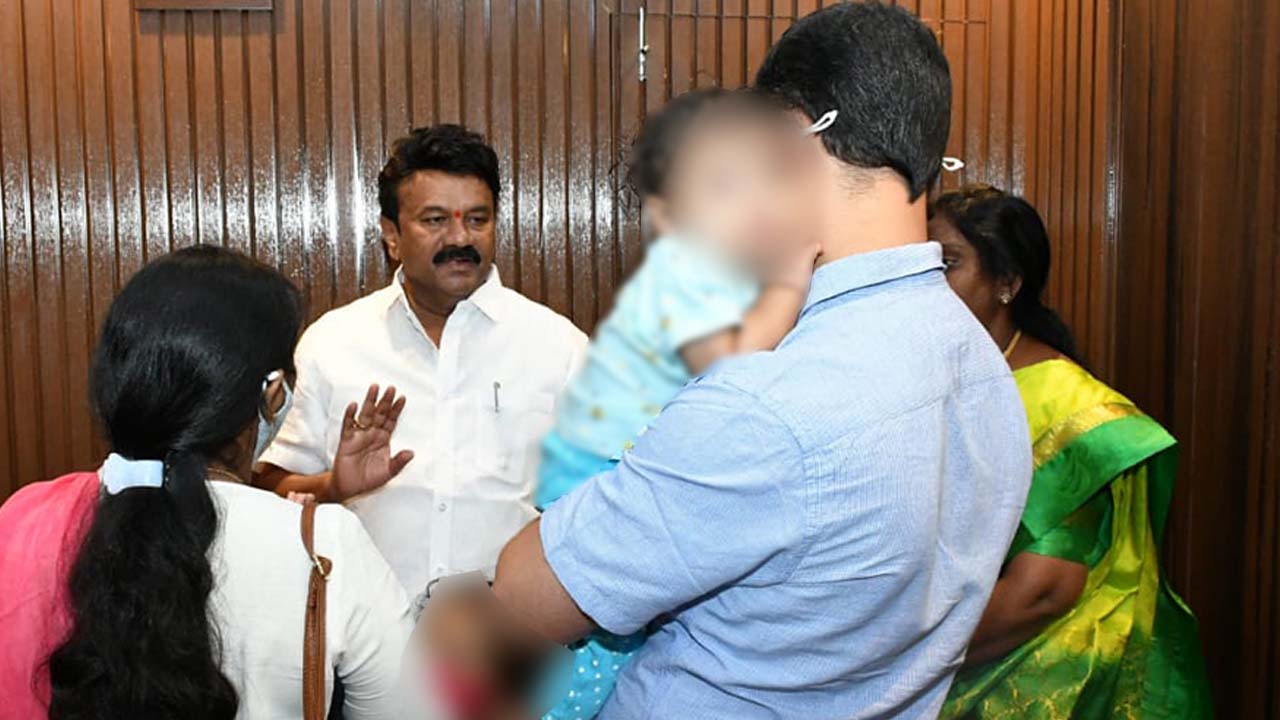 Talasani Srinivas Yadav: తలసానిని కలిసిన డీఏవీ స్కూల్ చిన్నారి తల్లిదండ్రులు