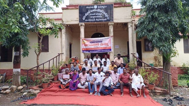 Telangana VRA: VRAల నిరసనగళం.. MRO ఆఫీసులకు తాళాలు, నినాదాలు