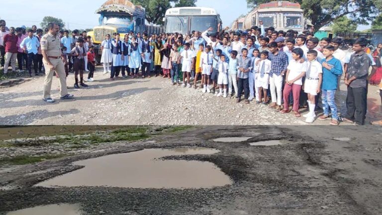 Vikarabad Students: ఎమ్మెల్యే సార్‌ పట్టించుకోండి.. రోడ్డుకోసం రోడ్డెక్కిన విద్యార్థులు