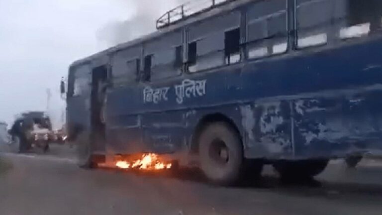 Accident: పోలీసు బండి కింద పడి బైకర్ల సజీవ దహనం