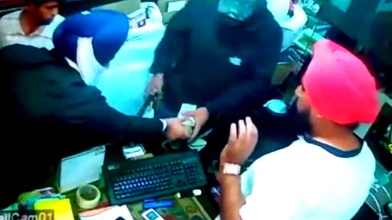 Robbery in Amritsar: అచ్చం సినిమా తరహా దోపీడి గన్‌ గురిపెట్టి..