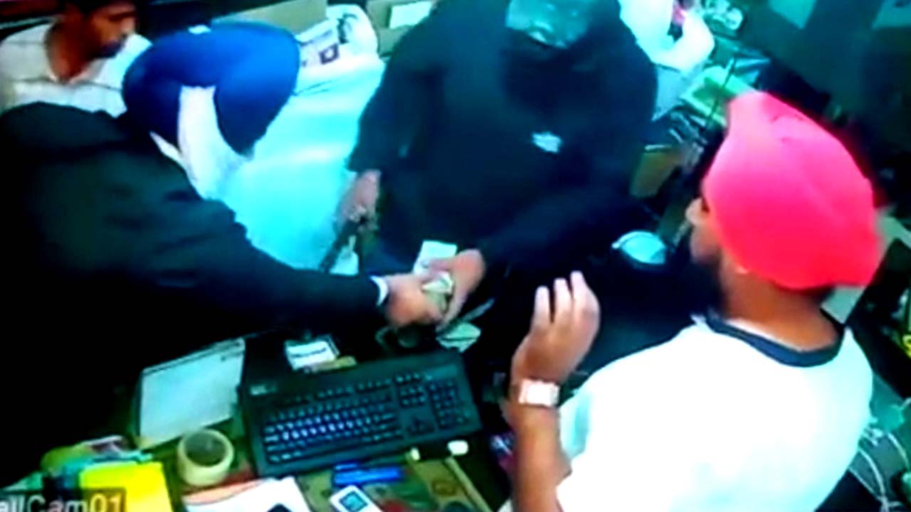 Robbery in Amritsar: అచ్చం సినిమా తరహా దోపీడి గన్‌ గురిపెట్టి..