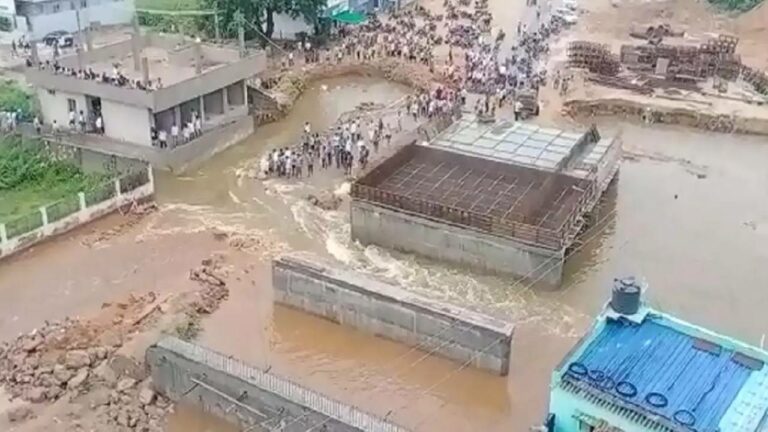 Andhra News: అనంతపురంలో వర్ష బీభత్సం.. ఇళ్లలోకి భారీగా వరద నీరు