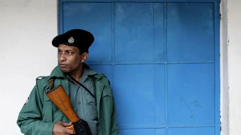 Bangladesh: వెరైటీ దొంగ.. పోలీసులకే ఫోన్ చేశాడు..ఎందుకంటే..