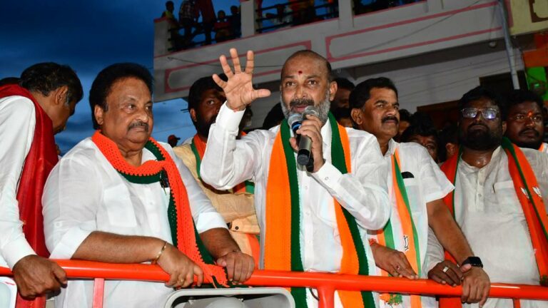 Bandi Sanjay : దమ్ముంటే ఎన్నికల్లో చూసుకుందాం.. ఒక్కడిని ఓడించడానికి దండుపాళ్యం ముఠానా..?