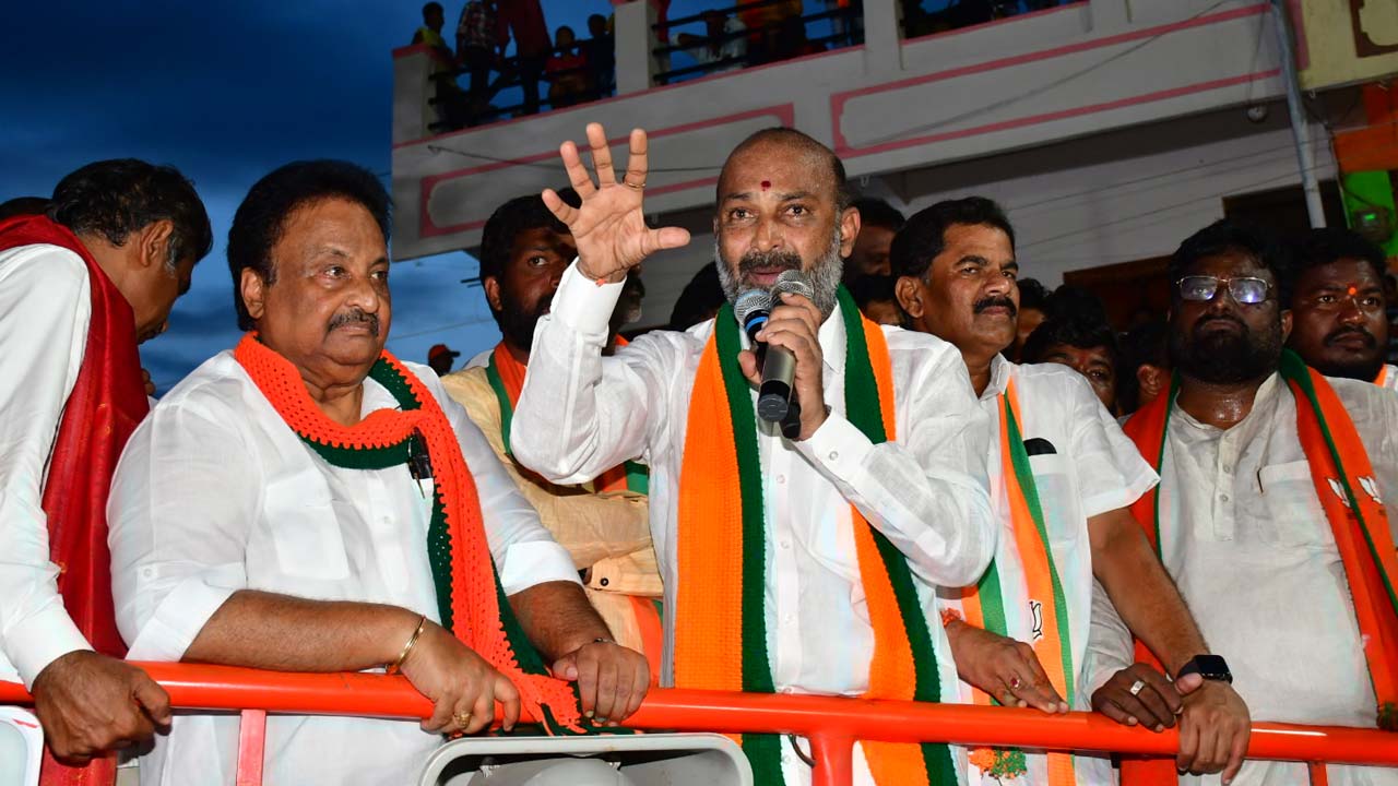 Bandi Sanjay : దమ్ముంటే ఎన్నికల్లో చూసుకుందాం.. ఒక్కడిని ఓడించడానికి దండుపాళ్యం ముఠానా..?