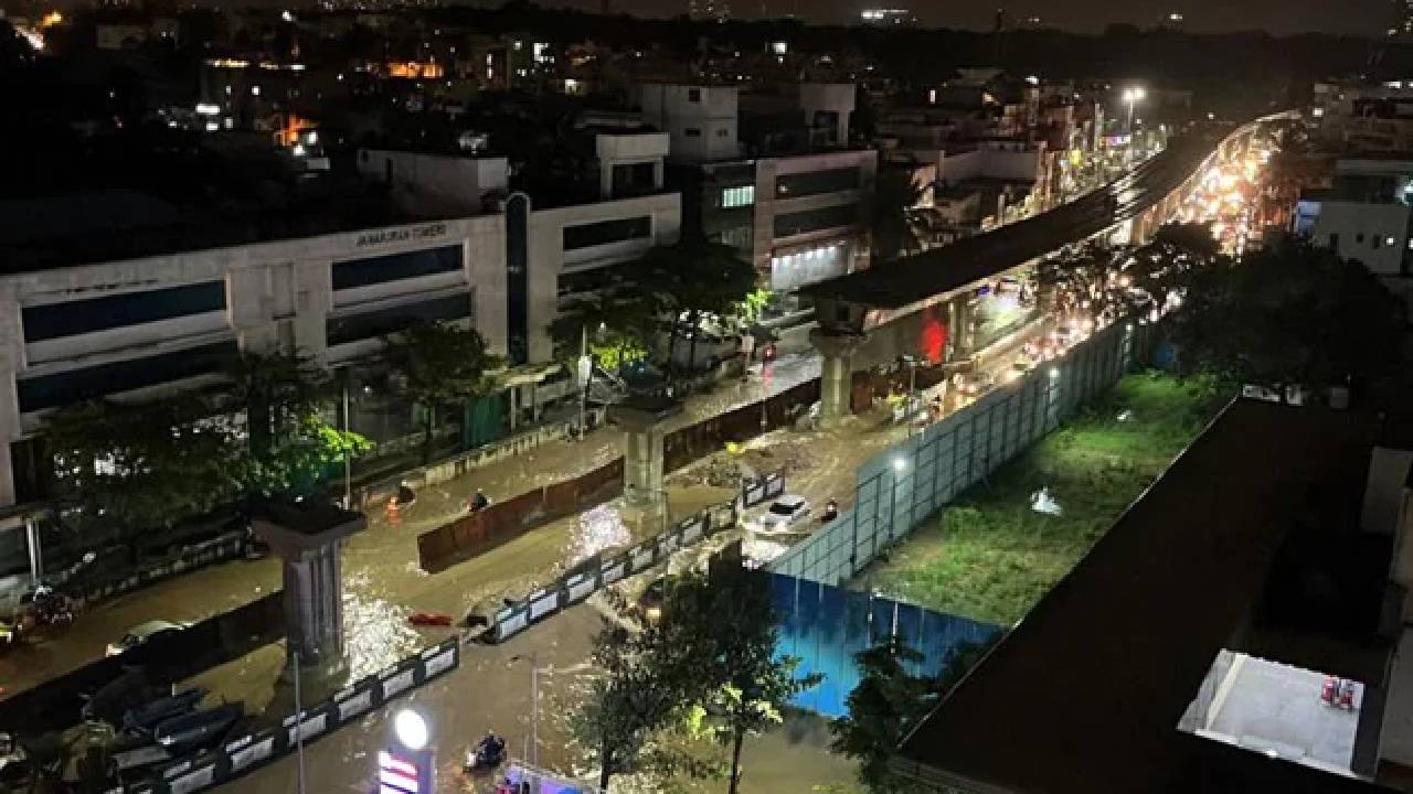 Bengaluru: బెంగళూర్ లో భారీ వర్షం.. నీటిలో మునిగిన రోడ్లు, కార్లు.