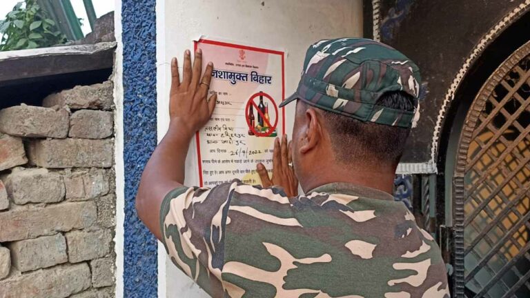 Warning to Drinkers: తాగుబోతుల పరువు హుష్‌కాకి.. 52 వేల ఇళ్లకు పోస్టర్లు అంటిస్తున్న ప్రభుత్వం