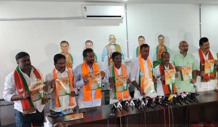 Bjp Munugode Manifesto: గెలుపే లక్ష్యంగా బీజేపీ మేనిఫెస్టో రిలీజ్