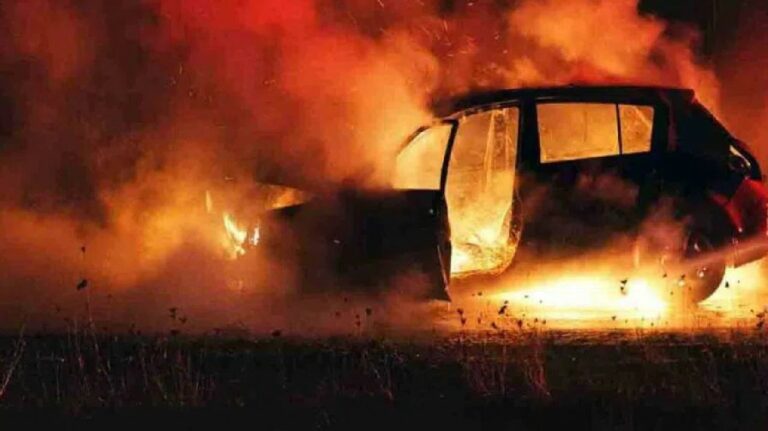 Fire : కార్లలో మంటలు.. కలవరపడిన ప్రయాణికులు