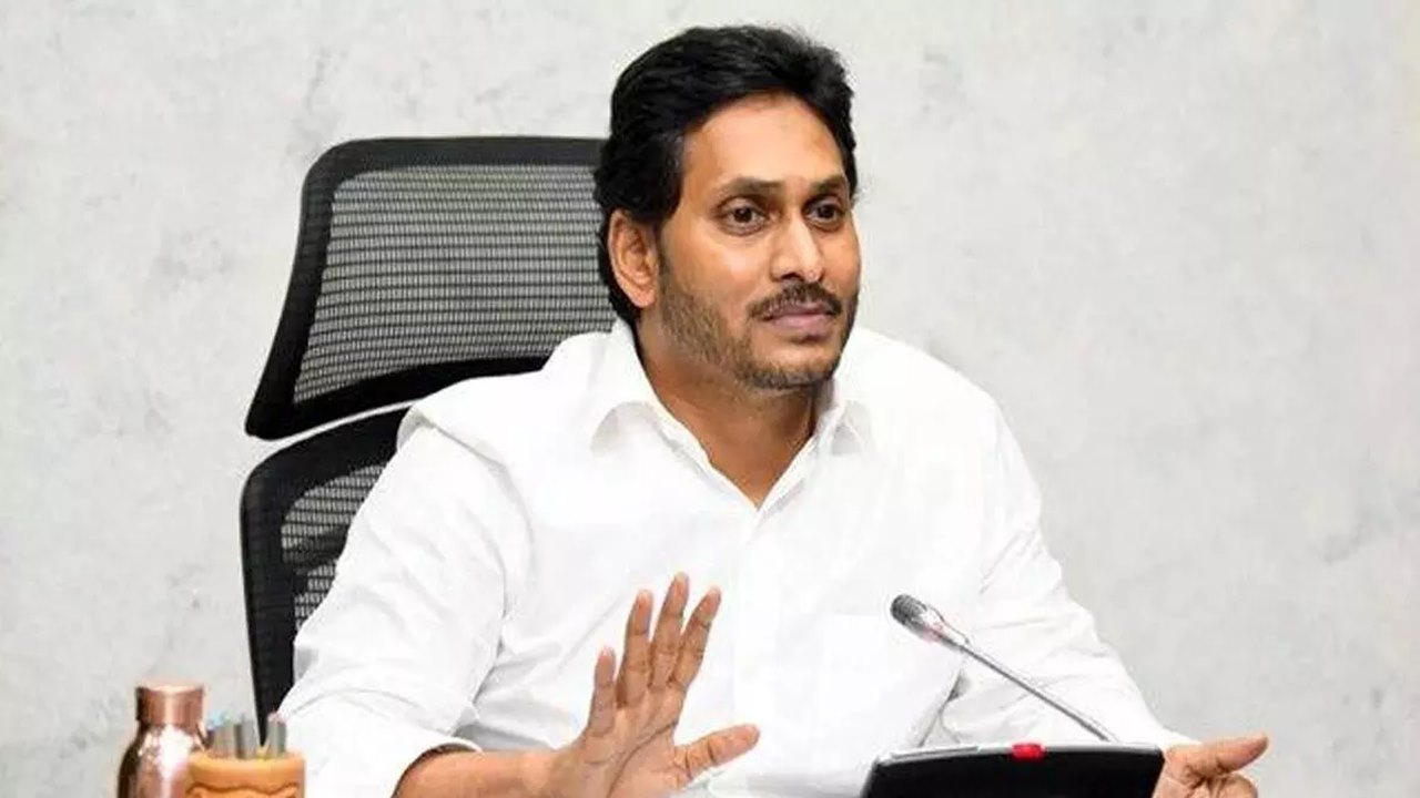 CM Jagan: మార్చి 31లోగా ఏపీలో రోడ్ల మరమ్మతులు పూర్తి చేయాలి
