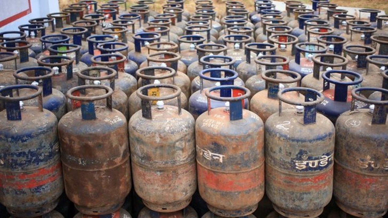 LPG Price Hike: గ్యాస్ వినియోగదారులకు షాక్.. పెరిగిన సిలిండర్ ధర