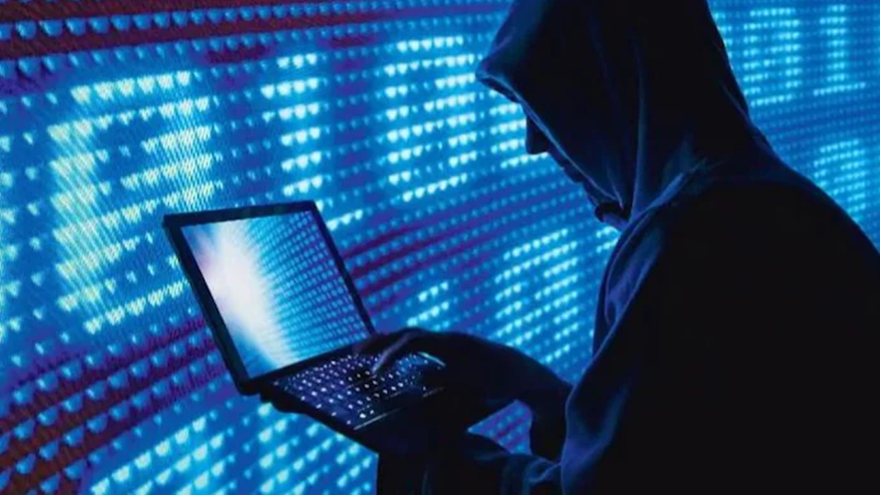 Cyber Fraud: బ్యాంక్ ఉద్యోగికే సైబర్ కేటుగాళ్ళ టోకరా