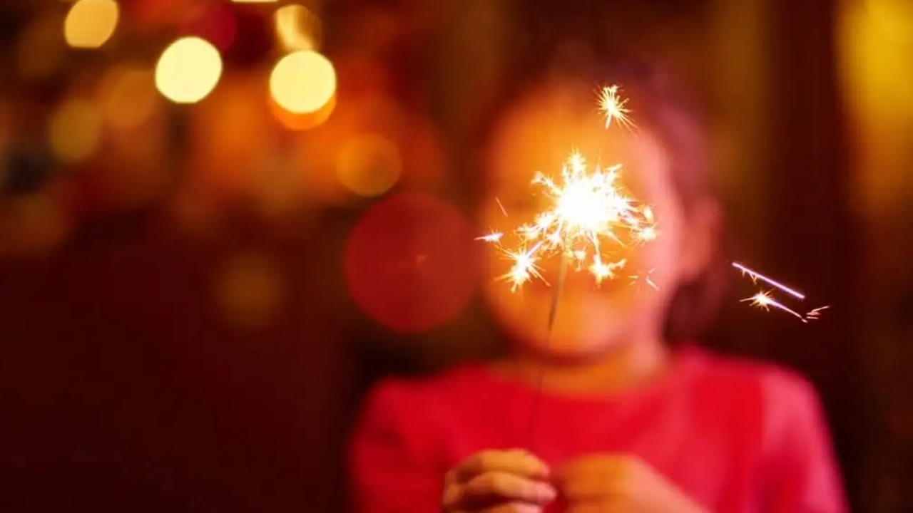 Diwali Celebrations: భాగ్యనగరంలో దీపావళి సందడి.. టపాసుల మోతతో మారుమోగుతున్న నగరం