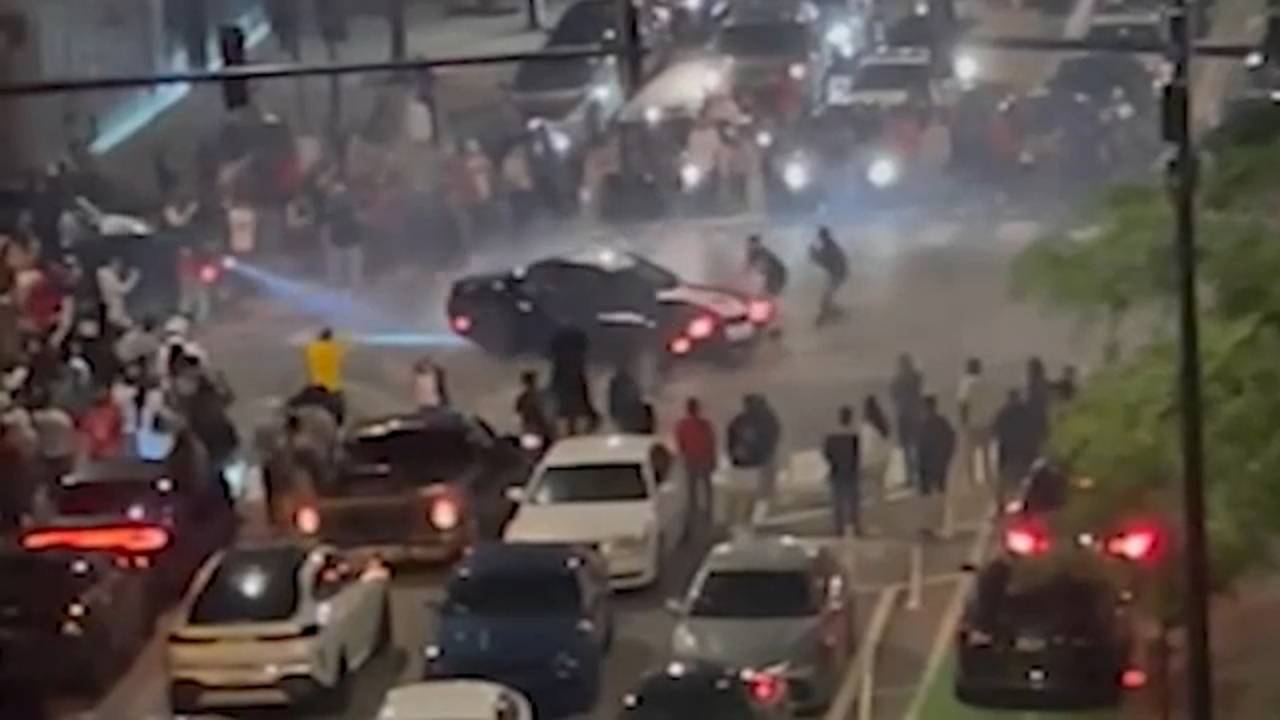 Chicago: ఓ పక్క రయ్..రయ్.. మరో పక్క ఢమాల్.. ఢమాల్.. చికాగోలో షాకింగ్