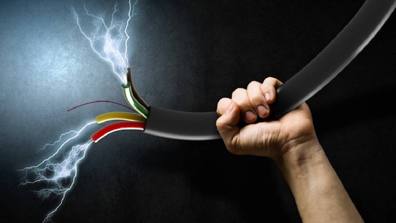 Uttar Pradesh: ఊరేగింపులో విషాదం.. కరెంట్ షాక్‌తో ఏడుగురు మృతి